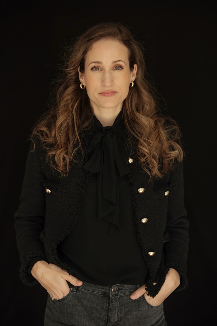 Christina von Lindern, Neuro-Resilience Beraterin, in schwarzem Blazer mit selbstbewusster Haltung